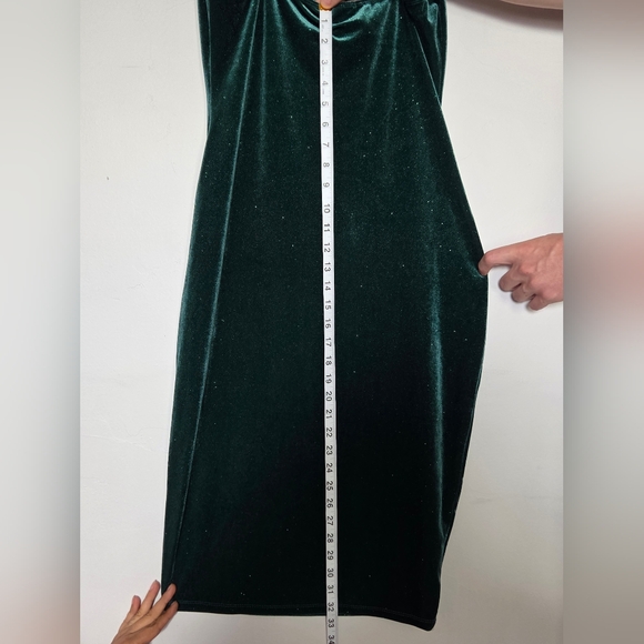 Elegant Green Velvet Dress - Picture 3 of 7